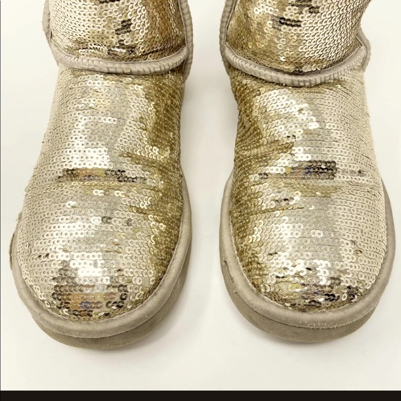 UGG CLASSIC SHORT BOOTS WOMENS SZ 7. GOLD SEQUIN SPARKLE EUC TOO WARM IN FLORIDA - Picture 7 of 9